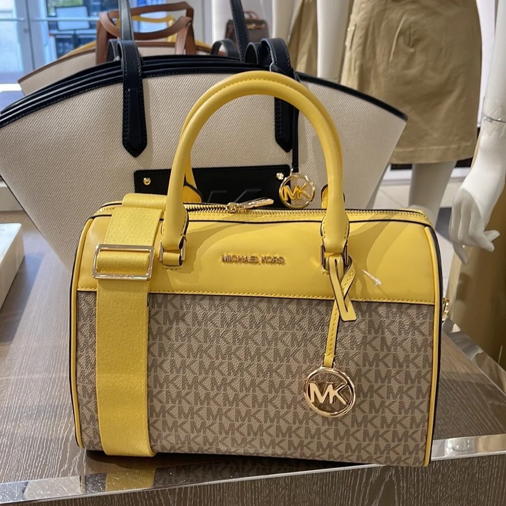 Michael Kors med Duffel Travel Leather/Coated
35S2GTFU2B
DAFFODIL
MD DUFFLE
NWT - Picture 15 of 16